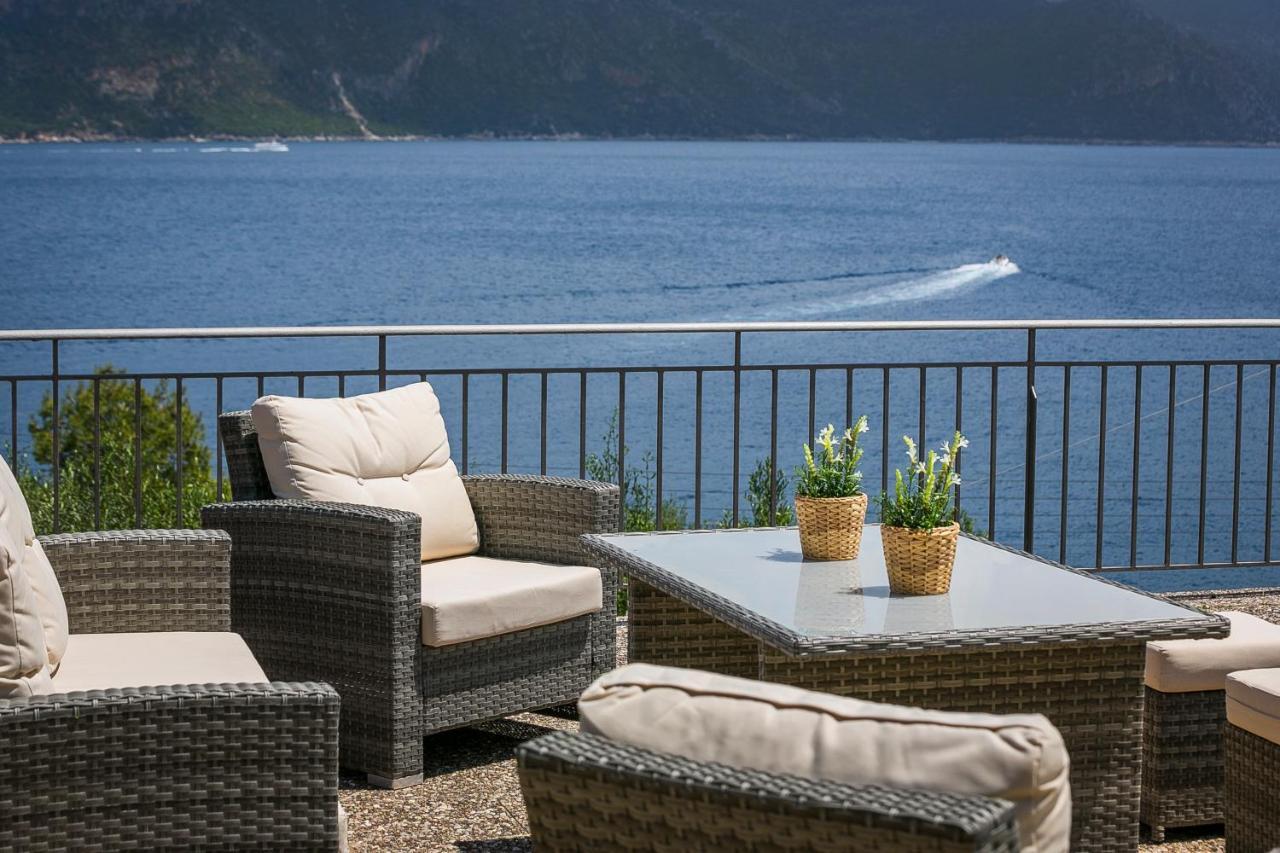 Martini Waterfront Suites Fiskardo Bagian luar foto
